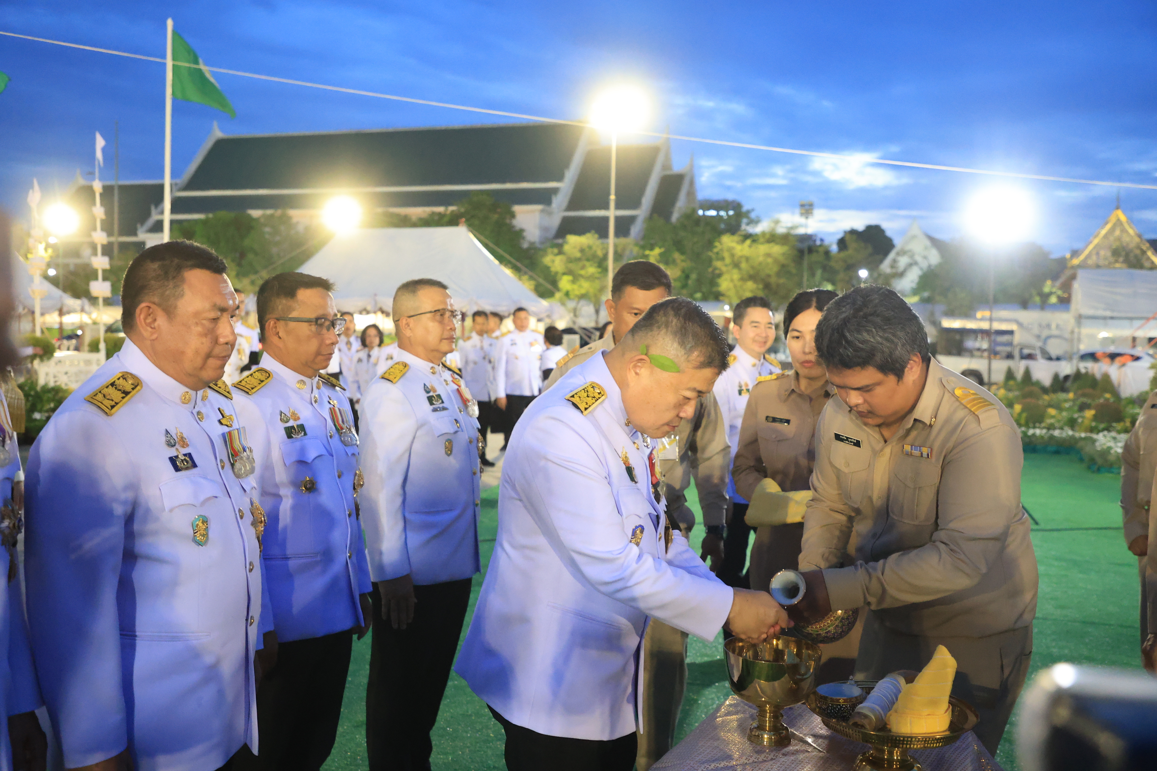 title - ปลัดเกษตรฯ ผู้ทำหน้าที่พระยาแรกนา พร้อมด้วยเทพีคู่หาบทองและเทพีคู่หาบเงิน ทำพิธีล้างมือพระยาแรกนา และเจิมหน้าพระโค